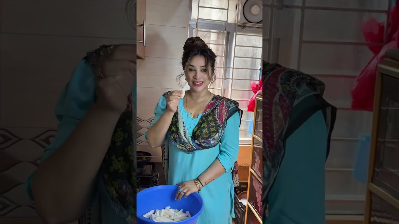 দেশি কই - বিদেশি মূলা! অতি ক্ষুদ্র কই - বিশাল মূলা! 😊
