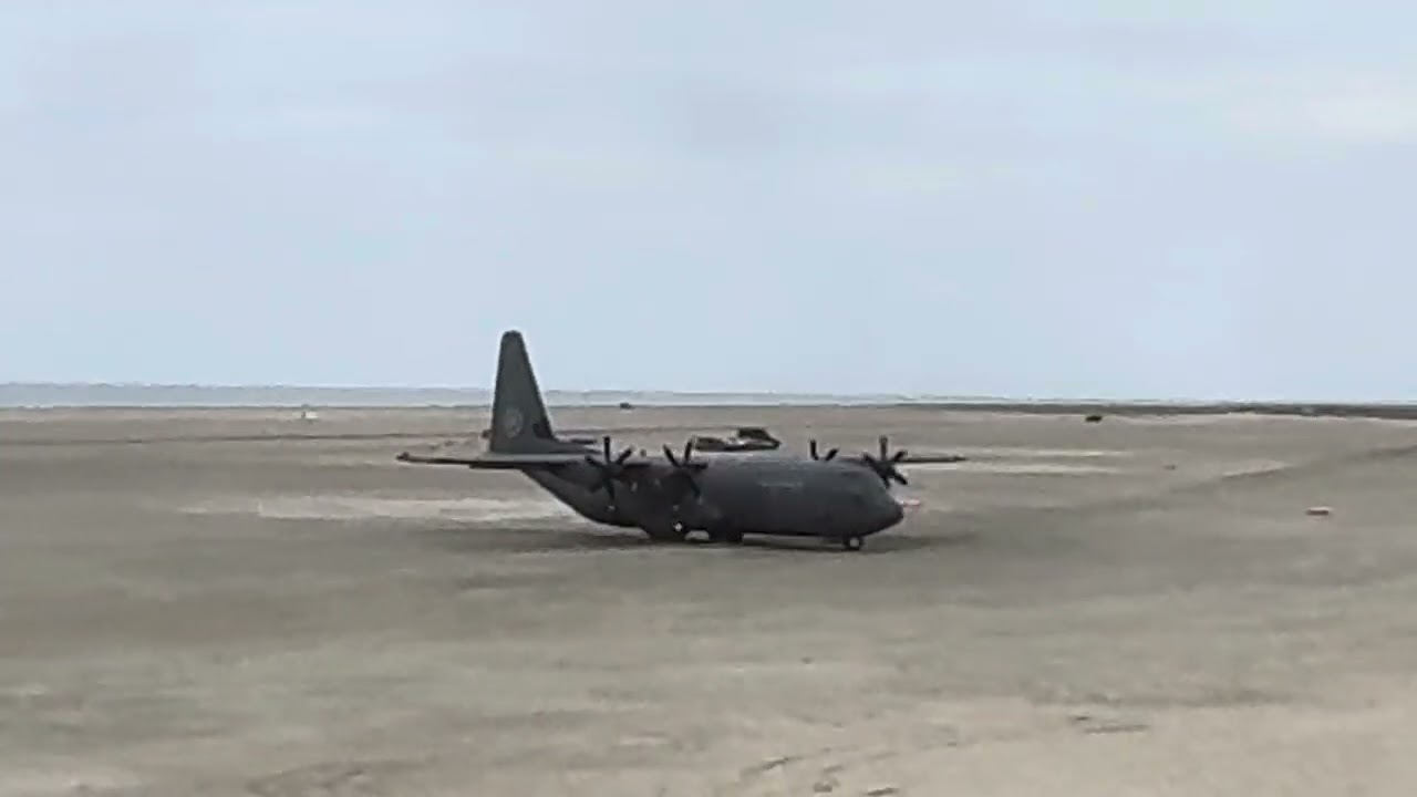 Lądowanie i start samolotu wojskowego na duńskiej plaży na wyspie Romo. 