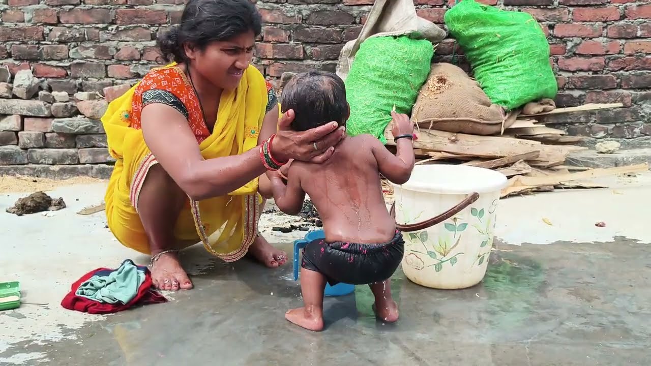 आज beby को massage and bathing दोनो साथ की 🤣🤣🤣🤣
