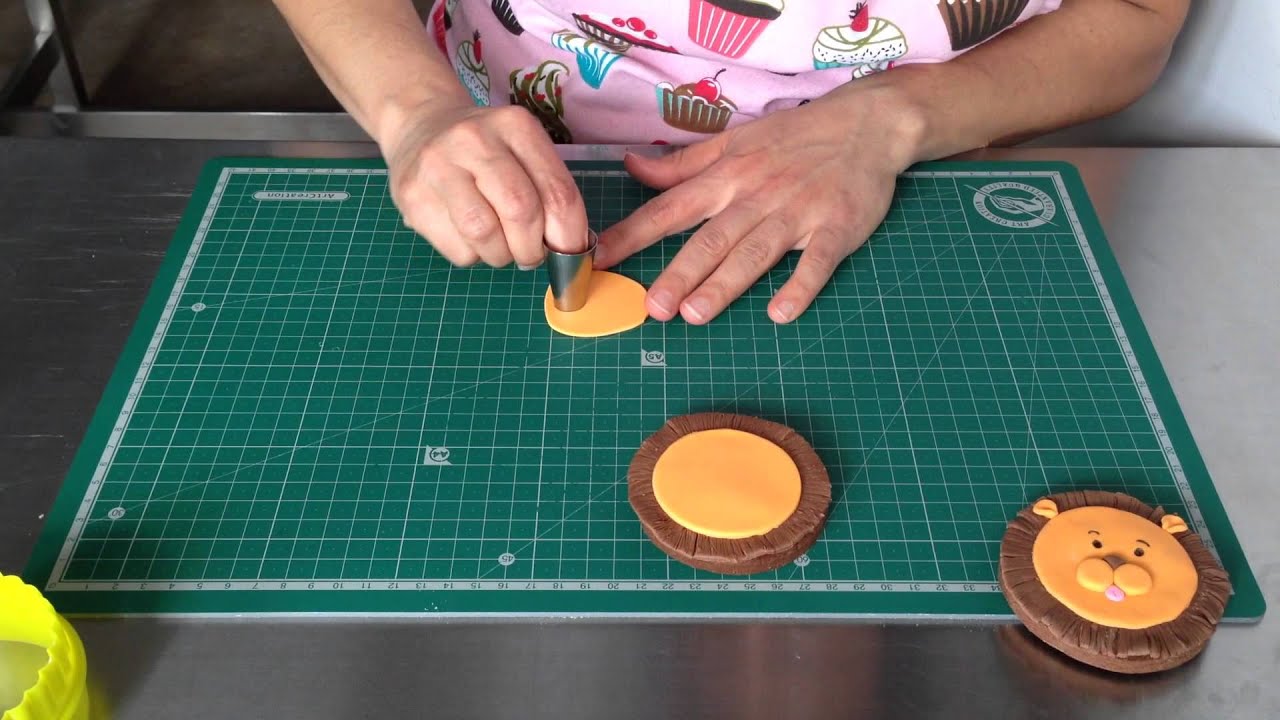 como hacer una galleta en forma de leon de fondant