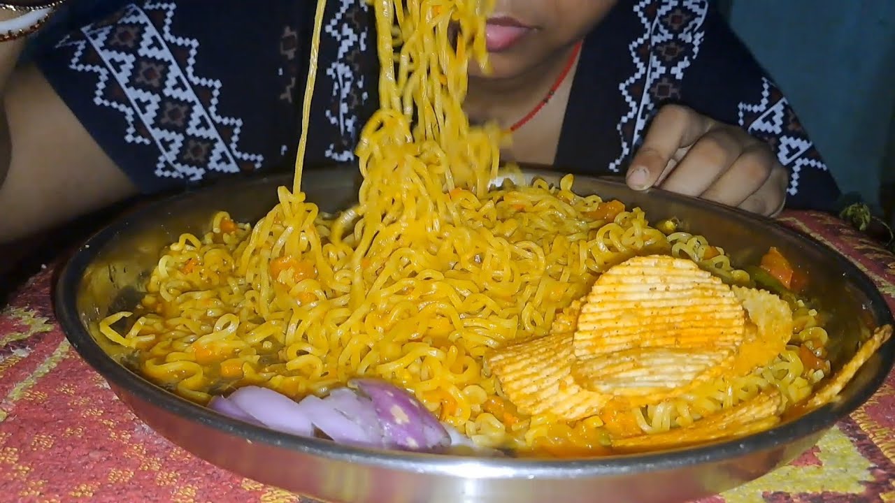 EATING SHOW SPICEY NOODLES // ASMR