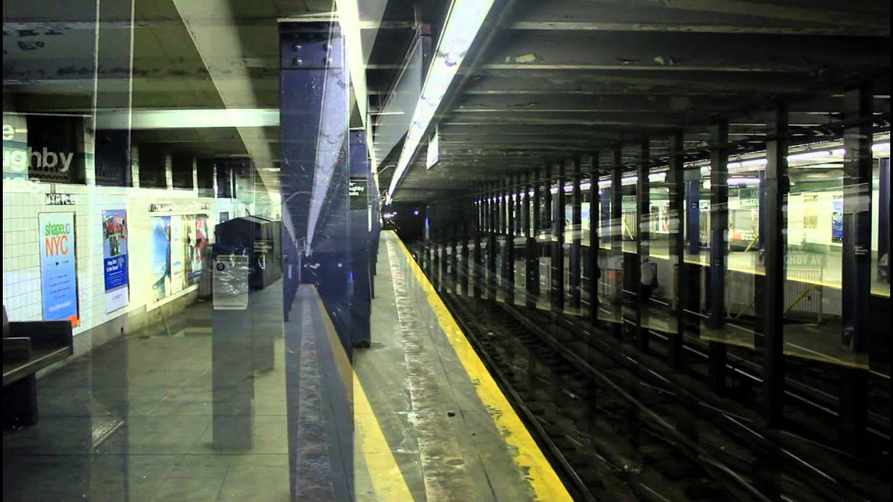 IND R46 / R68 (G) train at Myrtle Avenue
