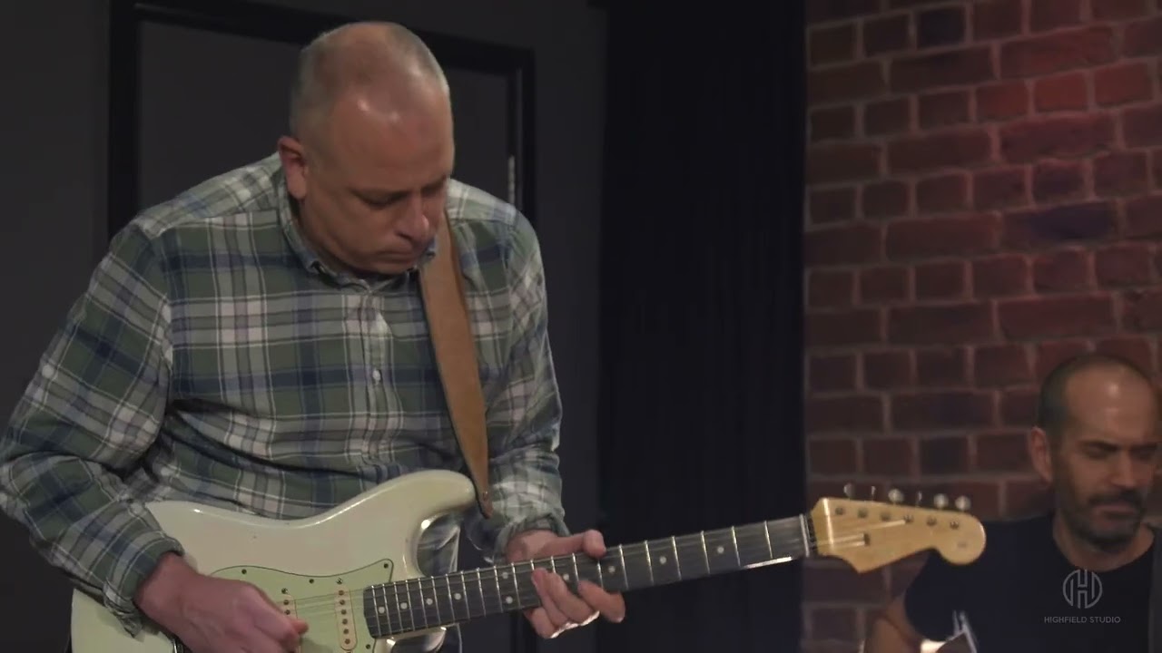 Как добиться великолепного звучания вашей Fender Stratocaster, используя пальцы и медиатор одновр...