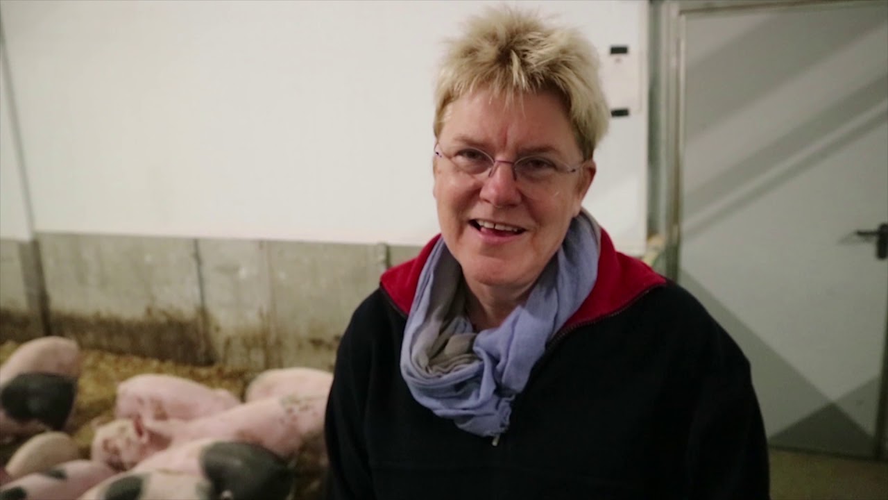 Annechien uit Beerta fokt varkens met een bite - Bie de Boer (1)