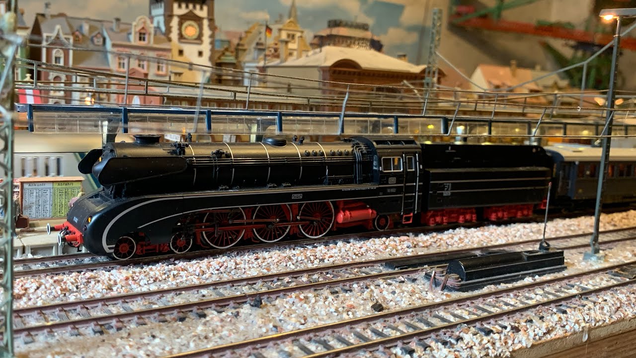 Trix BR 10 mit einem Schnellzug nach Italien auf der Nord Süd Strecke Anfang der 1960er Jahre