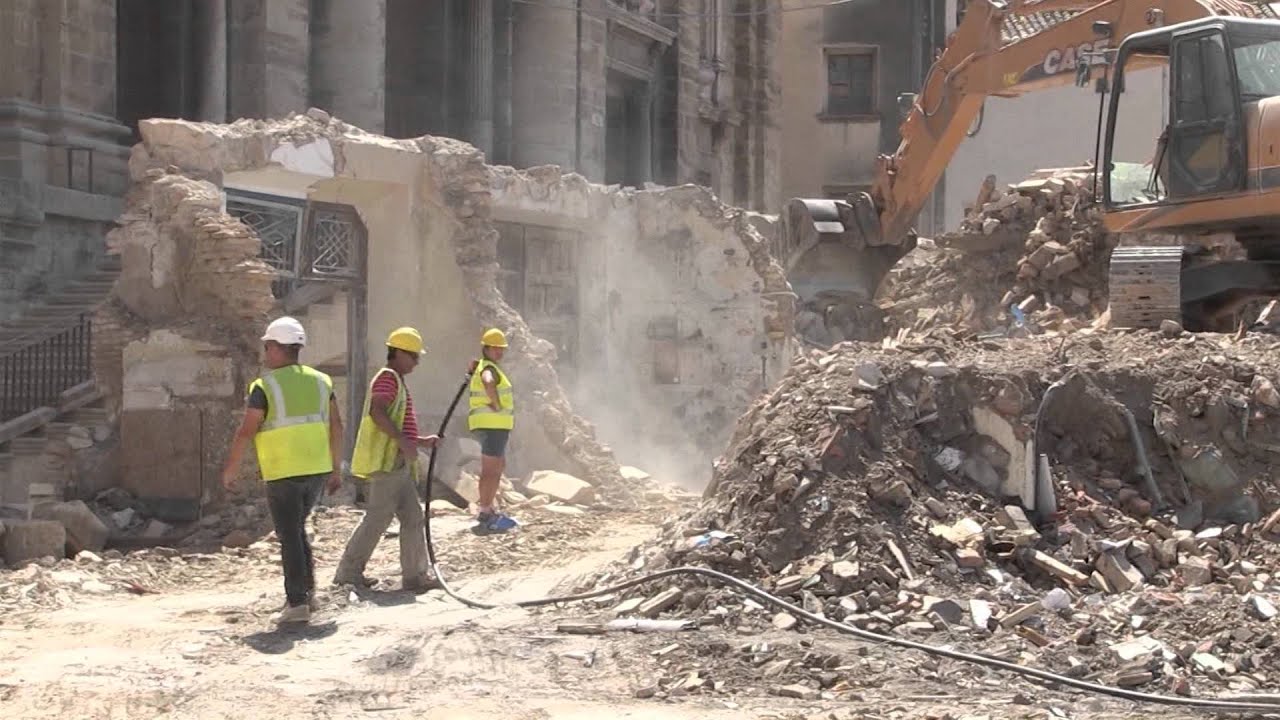 Tortosa tomba l’última paret de les cases de la catedral, que no era muralla