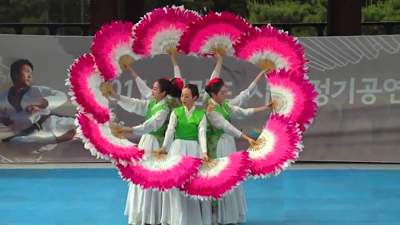 Baile tipico Coreano con abanicos
