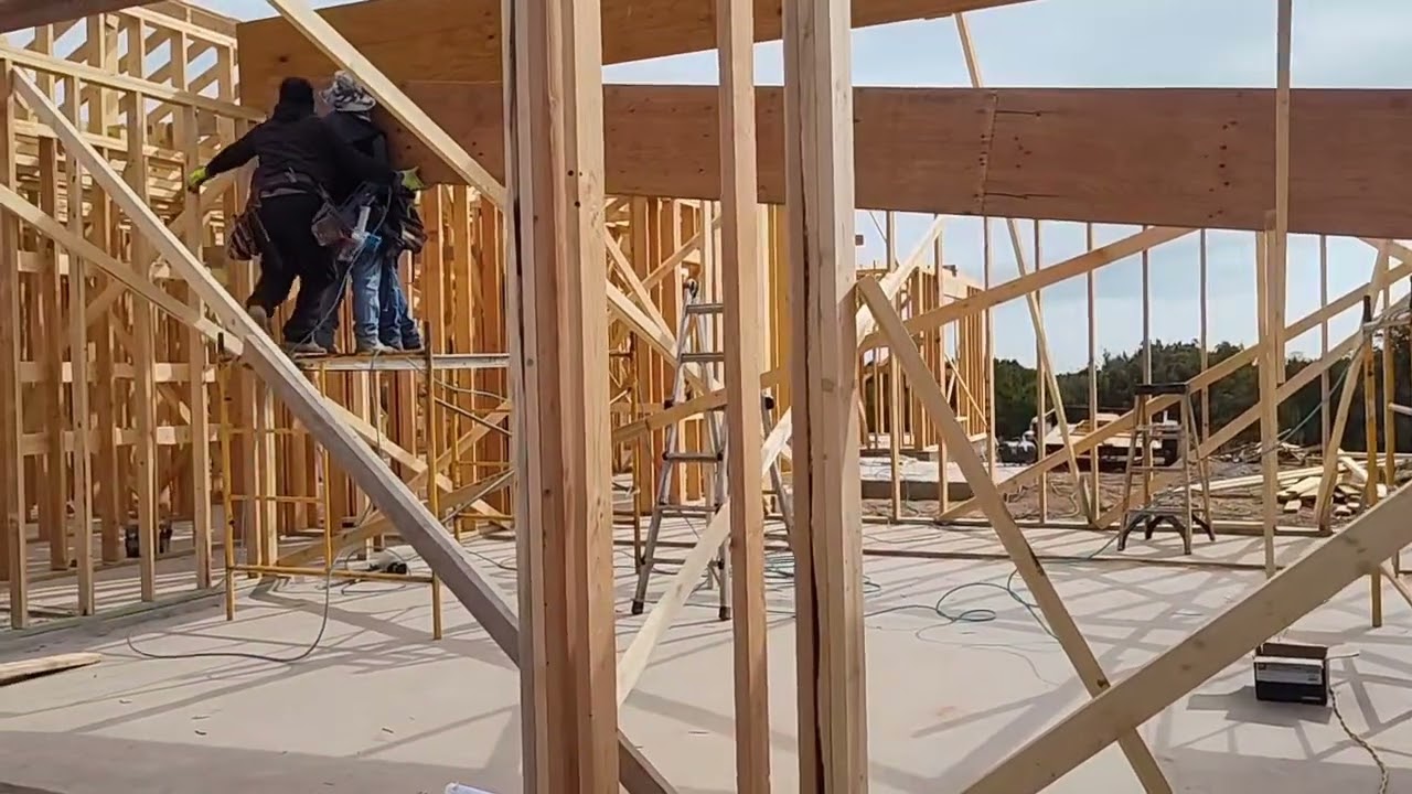 Subiendo los LVL para este garage 30 pies de largo #construction 