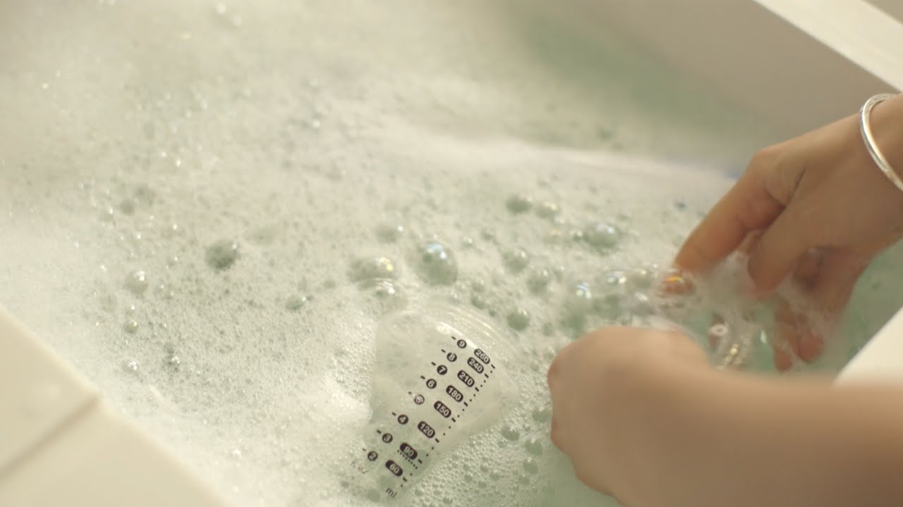 How to clean & sterilise baby bottles (Guide)