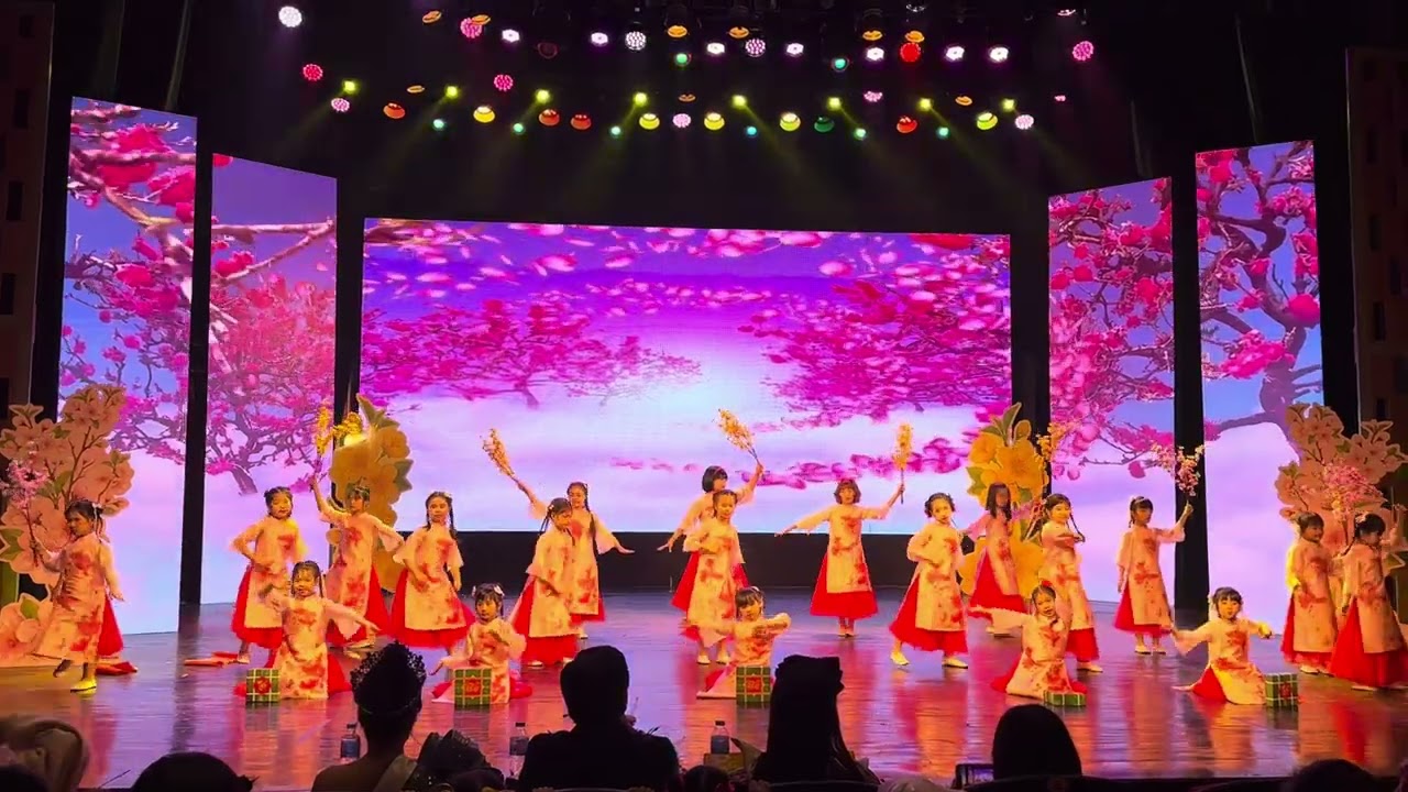 Quỳnh Nhi múa - Xuân Ở Lại Chơi