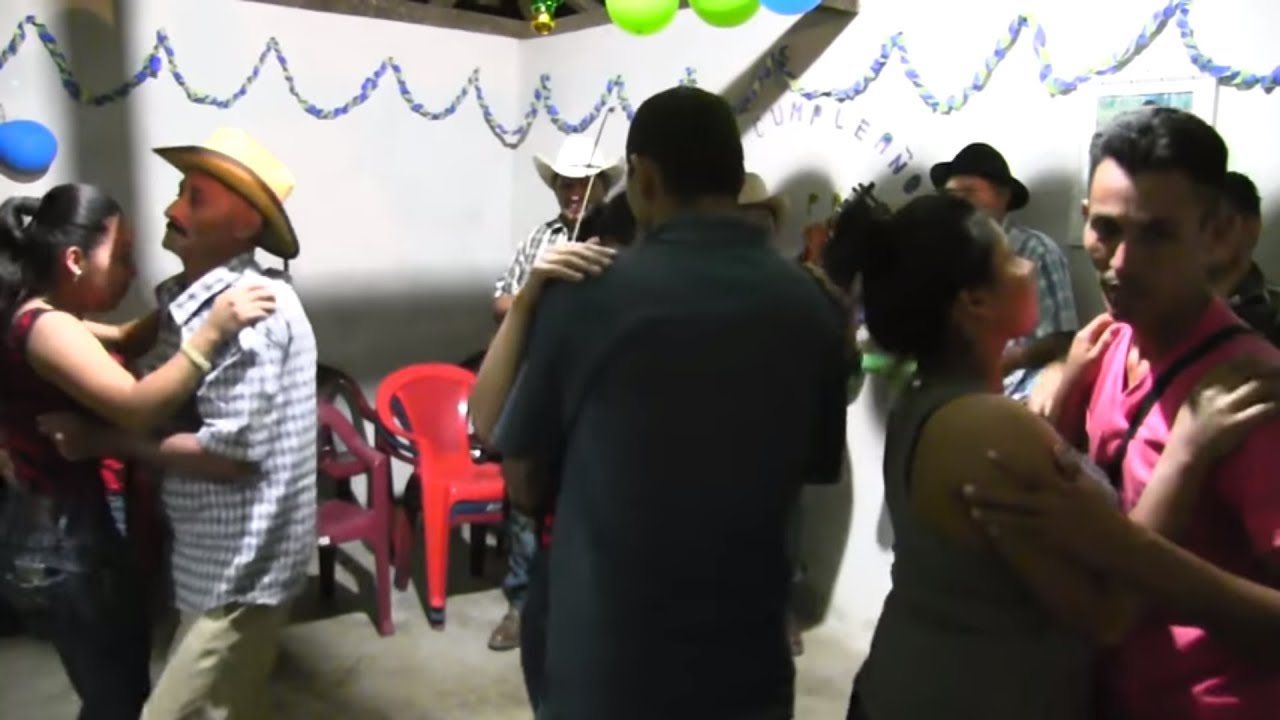Conjunto de cuerda Toopela se armo esto pues gran baile parte 7 cumpleaños - Ediciones Mendoza