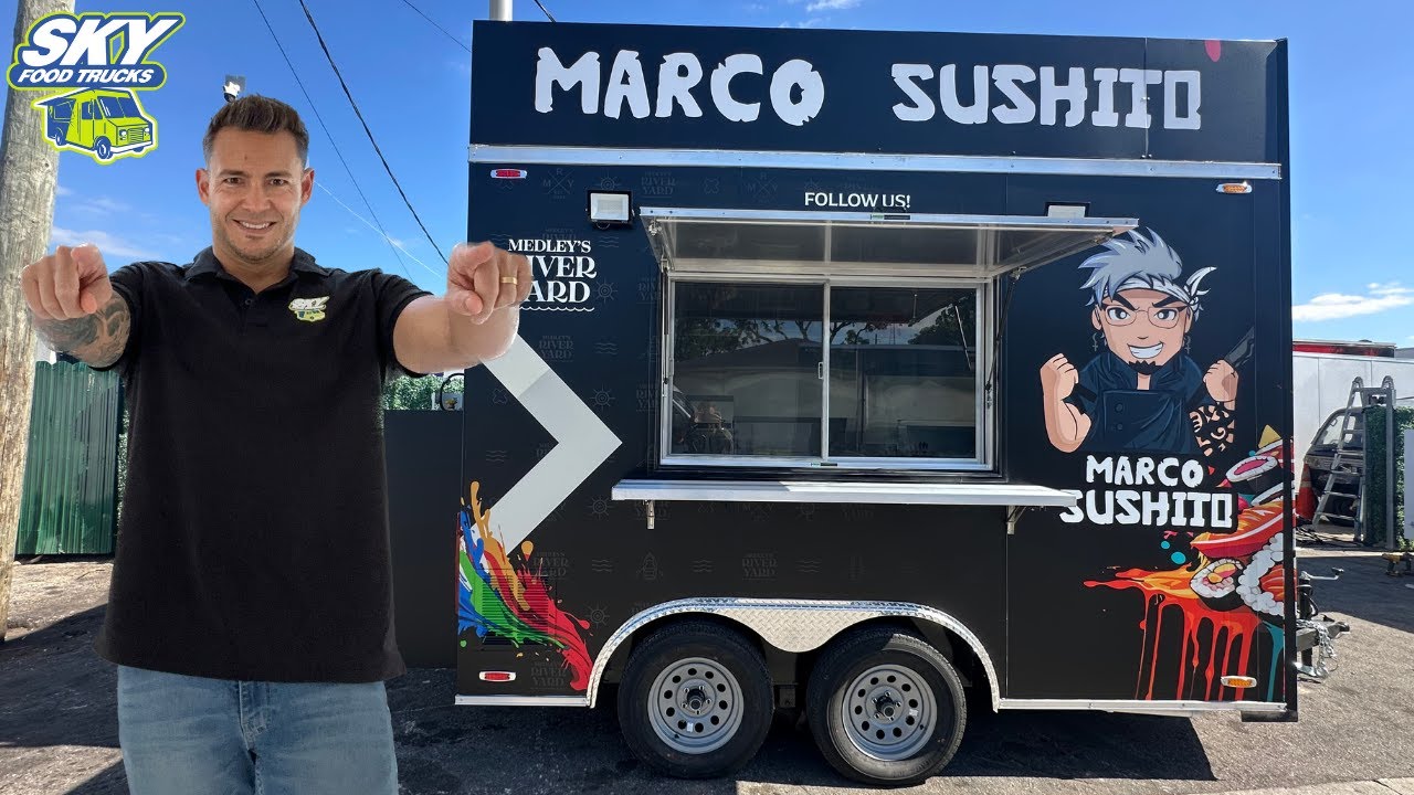 Fabricante de food trucks muestra trailer para vender sushi