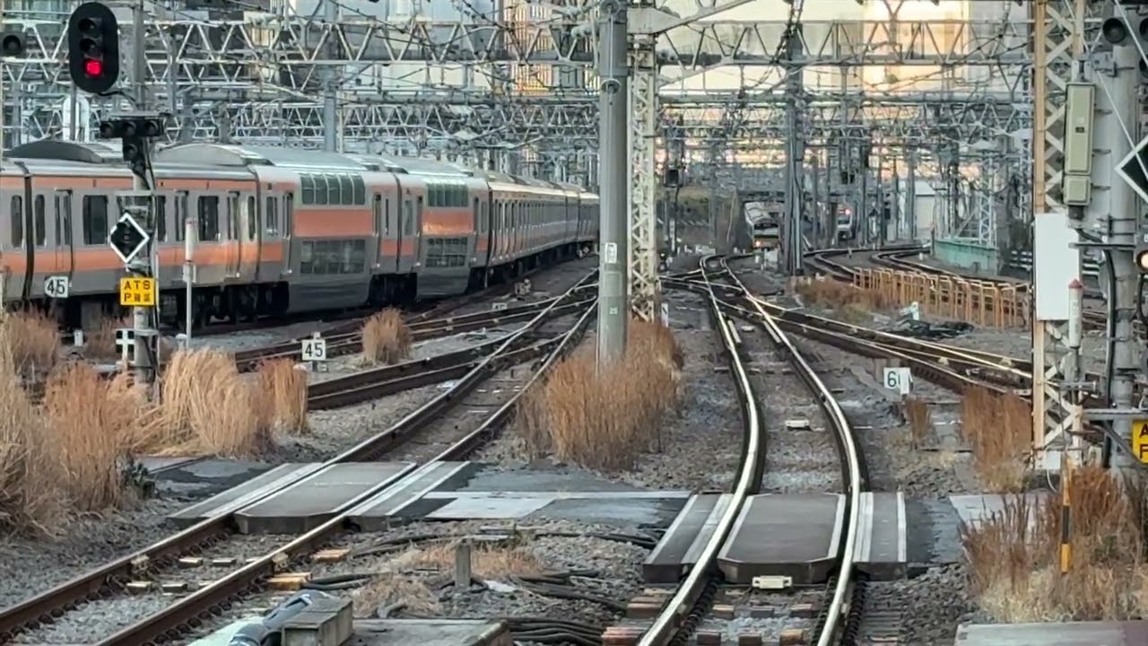 中央線で遅延が発生していた、特急列車が遅れて到着