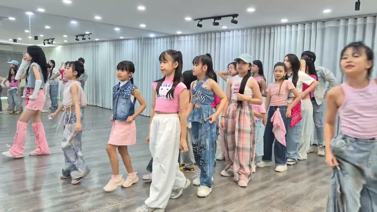 🔥Who’s gonna win this dance battle? 👀💜 #xuhuongyoutube  #haianbabywarrior #kiddance #viral🔥