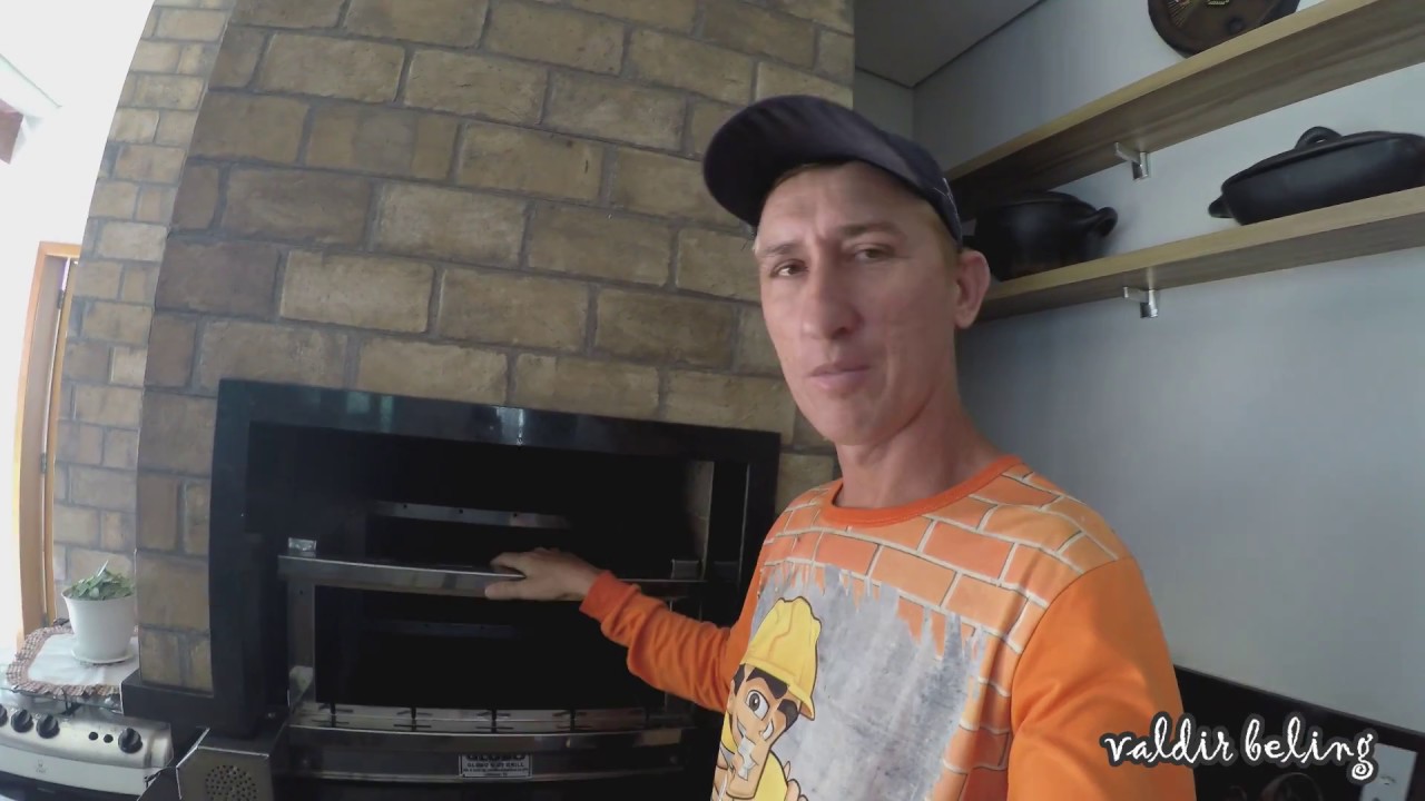 Qual é o largura que tem que deixar para por o gira Grill na churrasqueira?