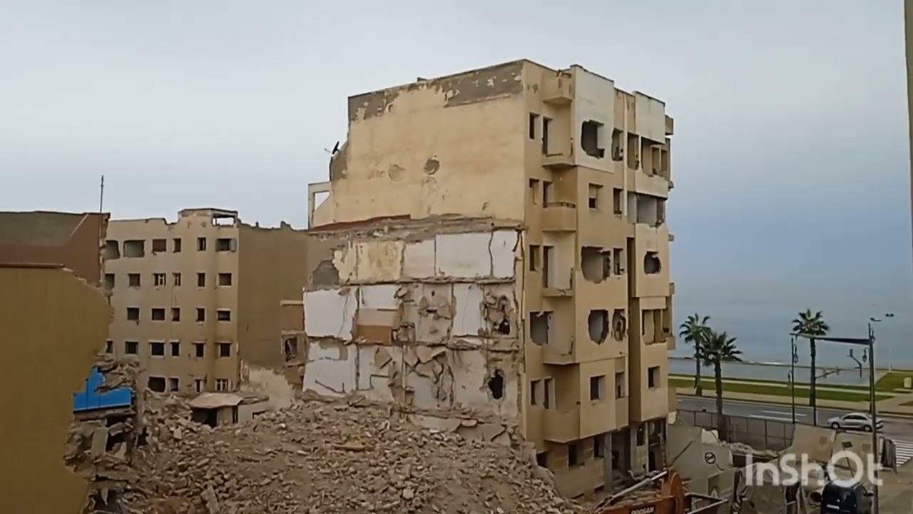تغيرات البنيه التحتية  بحي المحيط بمدينه الرباط مع استمرار عمليه الهدم 