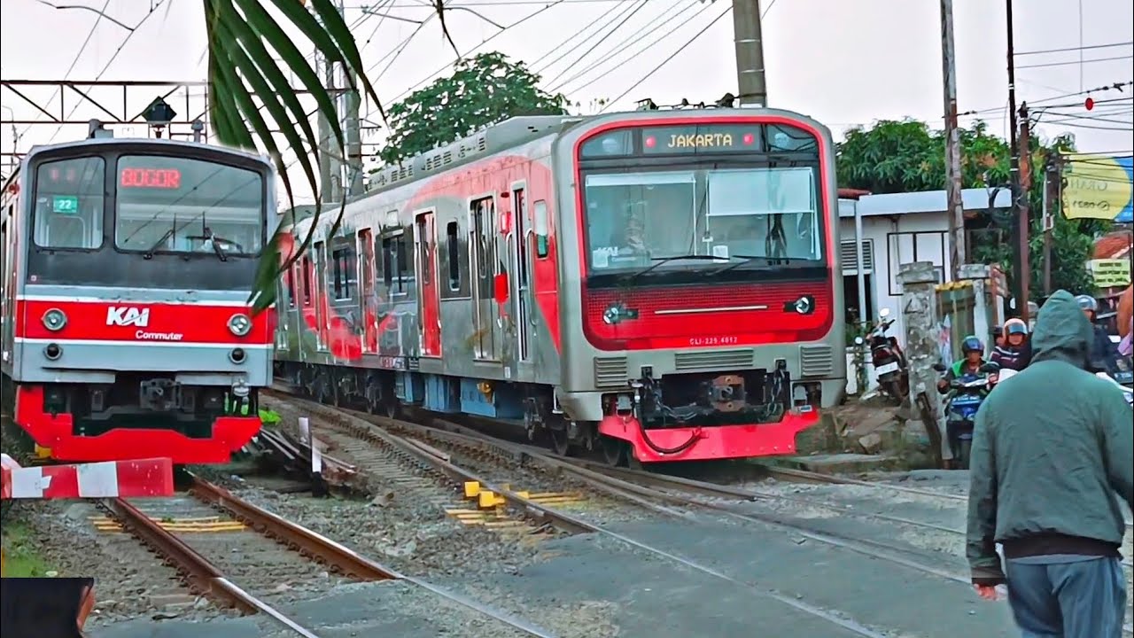Hunting KRL membunyikan klakson panjang di perlintasan Citayam JR 205 - IE 305 - CRRC - TM 6000