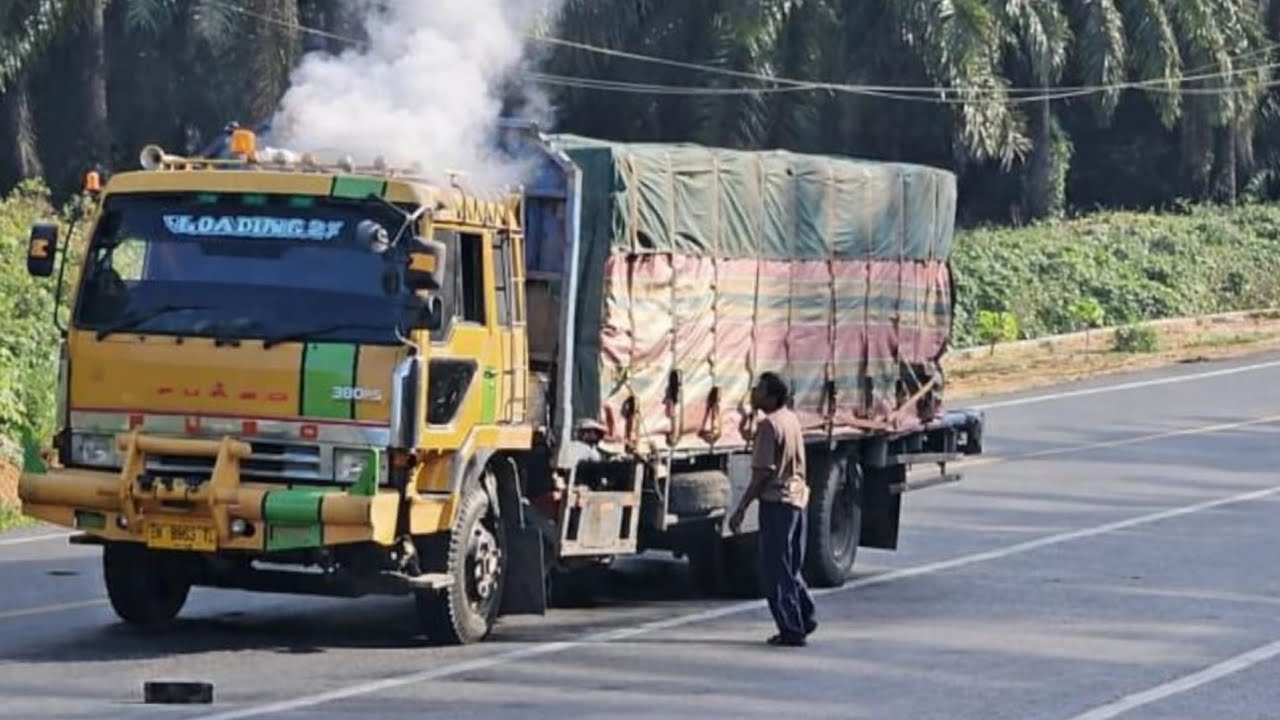 Detik Detik Ganjal Di Lewati Truck Di Saksi Kan Trailer.2 Supir Baik Mau Menolong Di Bukit Kodok.