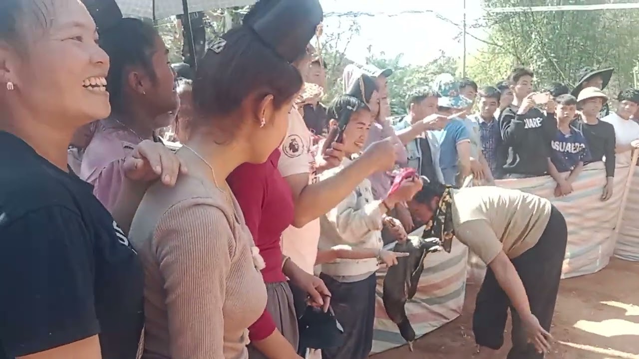 Pi nong tỏn le nơ quàng khọi pắt 