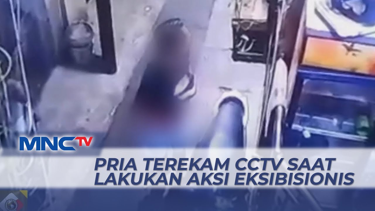 Seorang Pria Terekam Kamera CCTV saat Lakukan Aksi Eksibisionis di Depan Rumah Warga