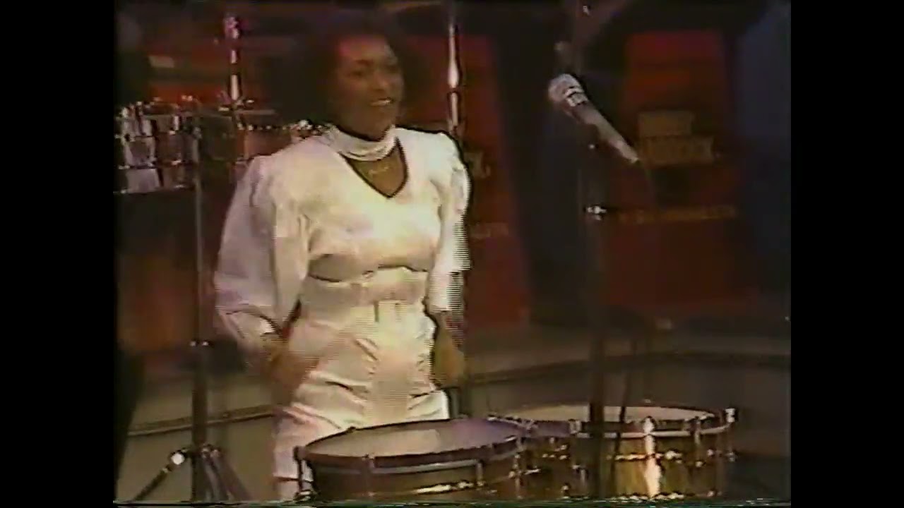 Yolanda Rivera canta y toca timbales con la orquesta de Rubby Haddock TV Puerto Rico