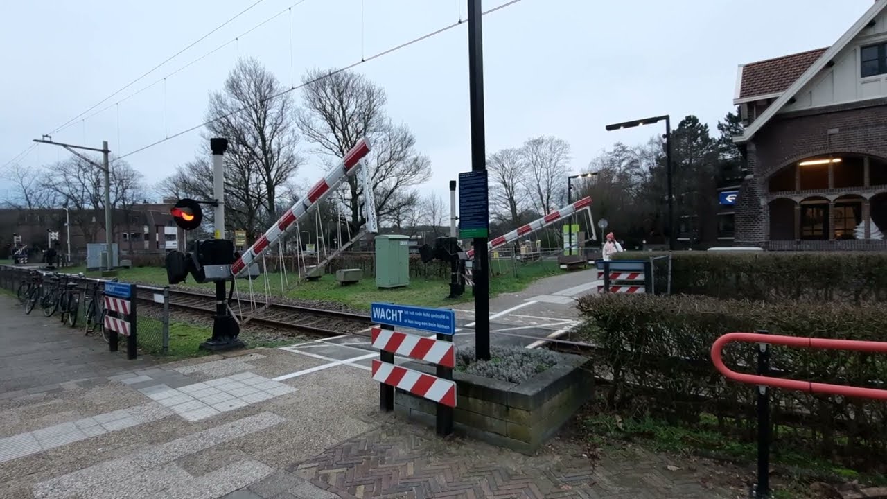 Spoorwegovergang Santpoort-Zuid // Dutch Railroad Crossing