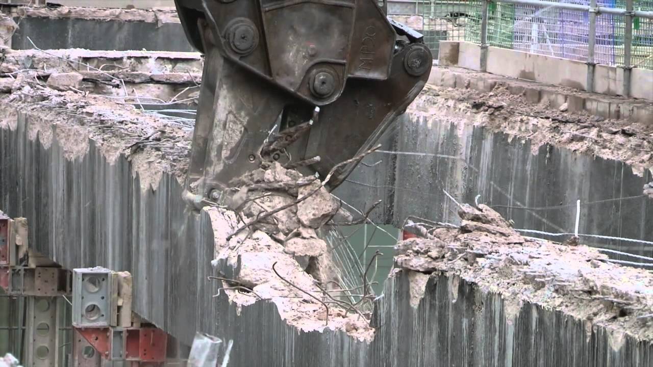 JCB demolisce senza nessuno in cabina