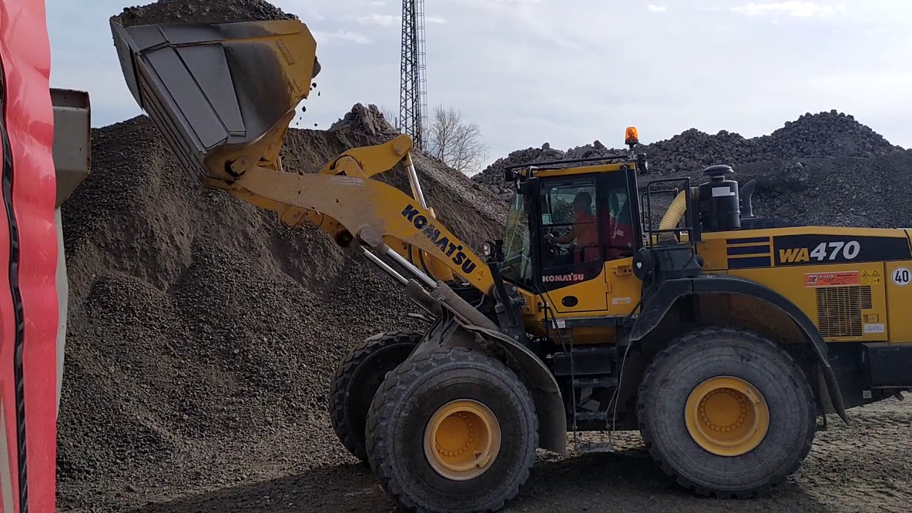 Komatsu WA470-8 wheelloader  loading recycled coal to trucks