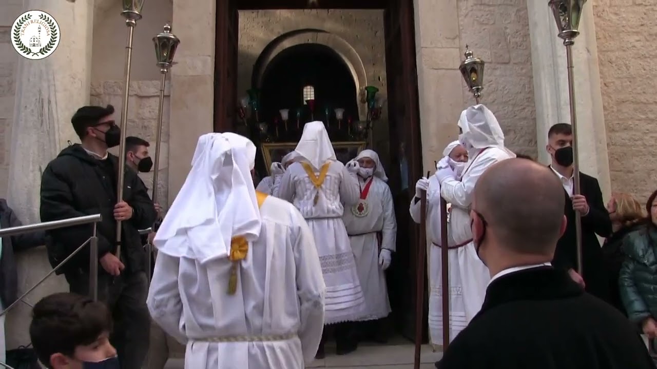 BISCEGLIE - Processione dei SACRI MISTERI: uscita di SAN PIETRO e di CRISTO MORTO