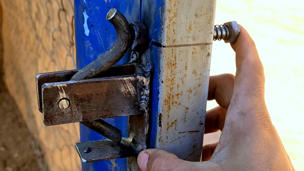 Make the simplest metal door latch, iron door lock