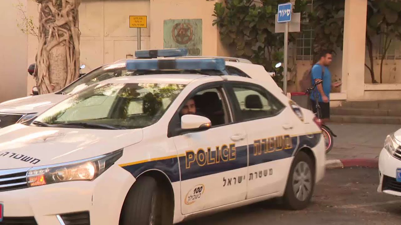 תיעוד מטריד: האב והבן נדקרו בביתם - כמה זמן לקח למשטרה להגיע?