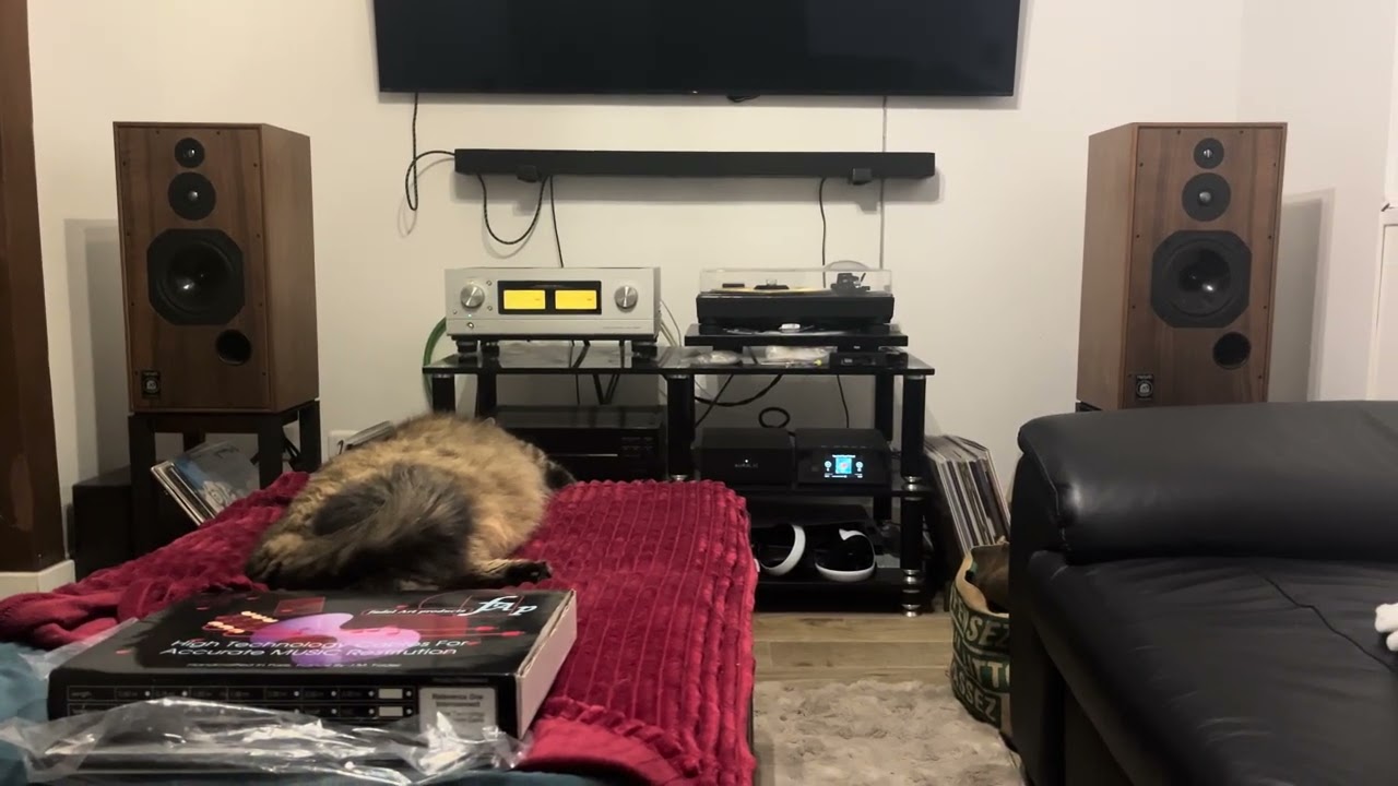 Luxman L590A2 , auralic vega s1 , harbeth shl5 40th anniversary .