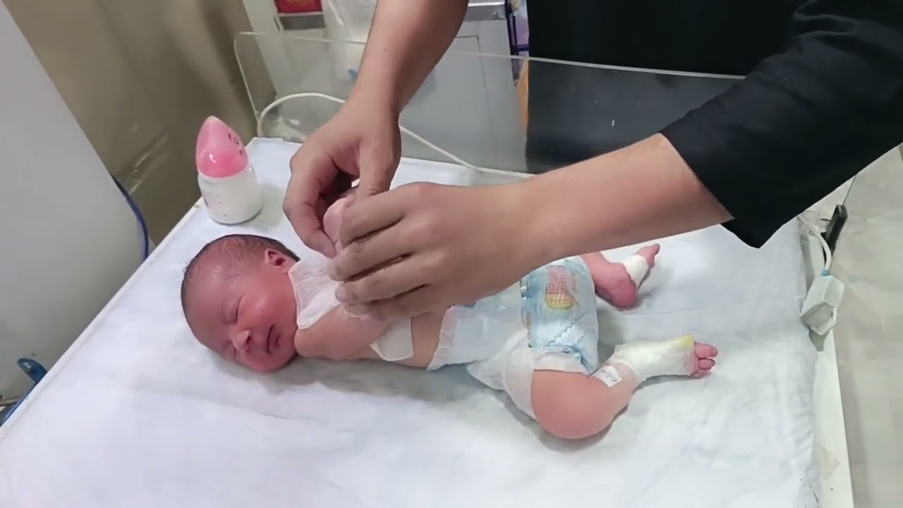 NICU Baby's First Feeding &ndash; Good Suck, Strong NNR & Reflexes#newbornbaby #neonatalcare hygiene care