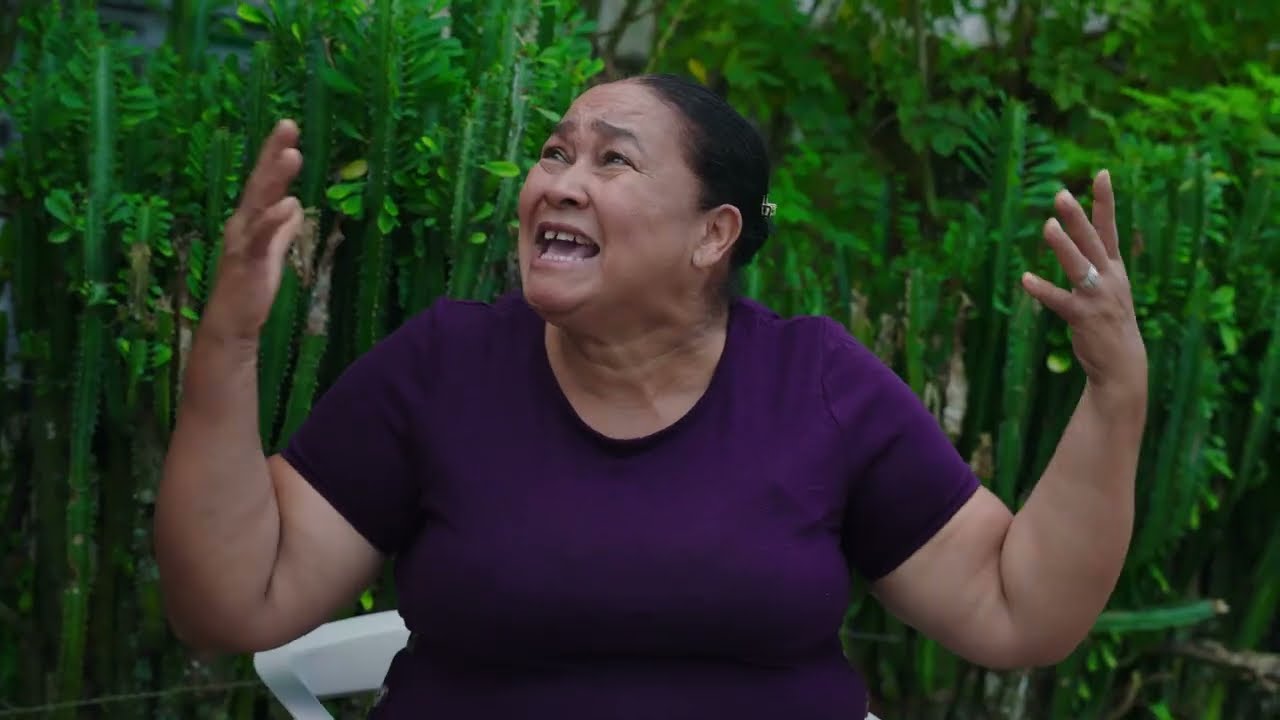 Se ve a escondida de su madre con su novio