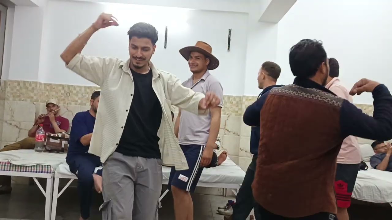 Mari chara ghabru bachra oo paddari song❤️ #viral #dance #pahadi #jammu #relwaystation #jammu #all 