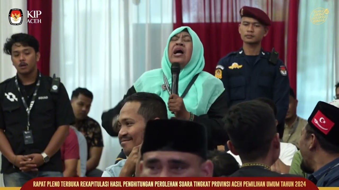 LO Darwati, a former Inong Balee troop, went on a rampage at the Aceh KIP vote recapitulation hea...