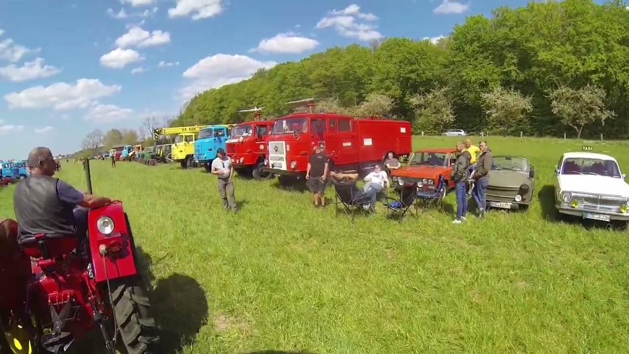Rundfahrt auf dem Oldtimertreffen in Völkshagen mit einem Famulus und einem Kraz