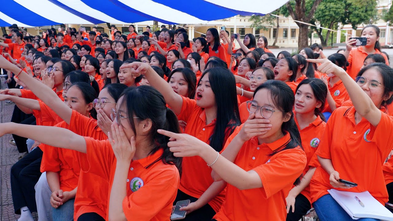 Ngoại khoá trường THPT Yên Thuỷ A cùng với chuyên gia tâm lý, giáo dục Nguyễn Lệ Thuỷ