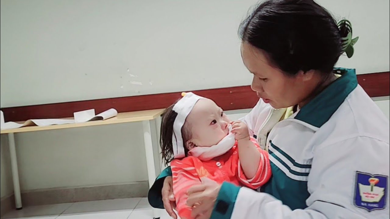 The difficult life of a single mother and child every day