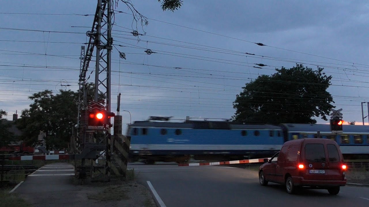 Železniční přejezd Velký Osek #4 - 24.7.2021 [večer] / Czech railroad crossing