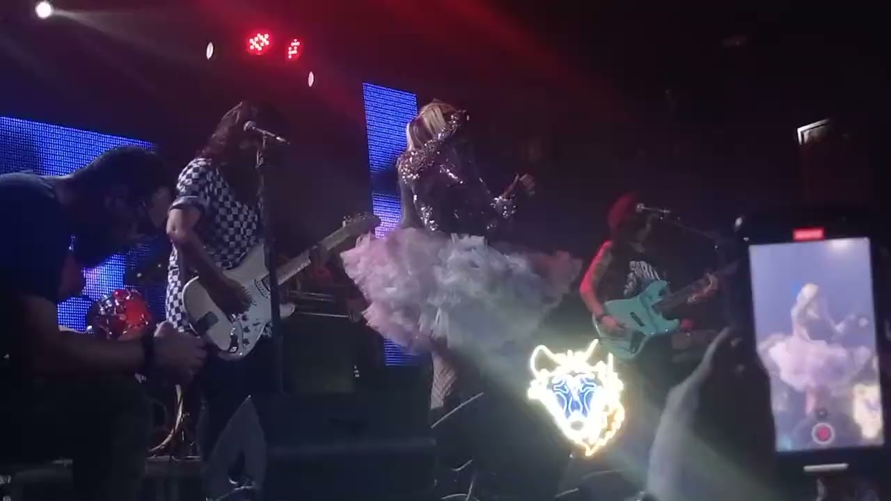 Samira Close (feat. Coffee Crush) - Madrugada (ao vivo emo revival)