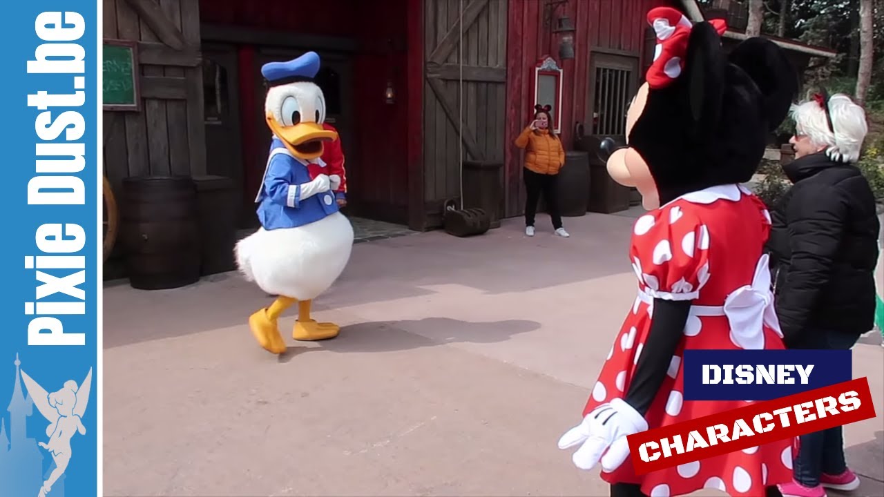 Playing a game with Donald Duck & Minnie Mouse in Frontierland at Disneyland Paris 2019
