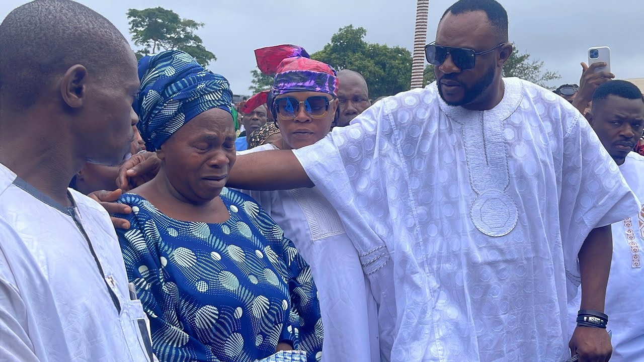 Odunlade Adekola And His Mother In T3ars As His Father is Laid to Rest in Ekiti