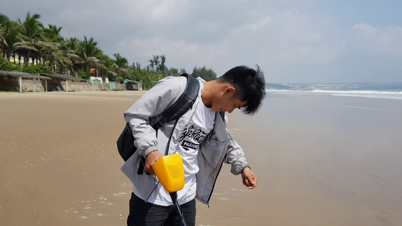 Thanh Niên vác Máy Dò Kim Loại ra Bãi Biển Phan Thiết Tìm Vàng và Cái kết | Metal Detector