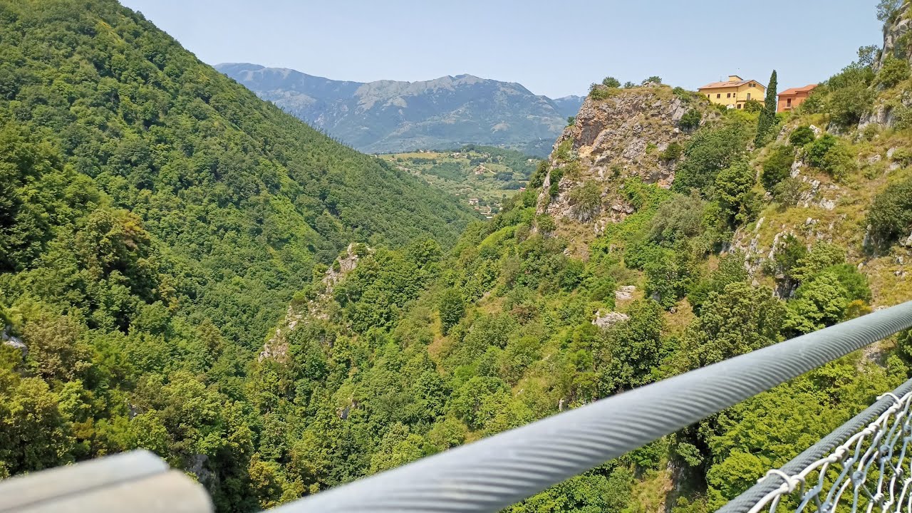 Ponte tibetano e castello di Laviano