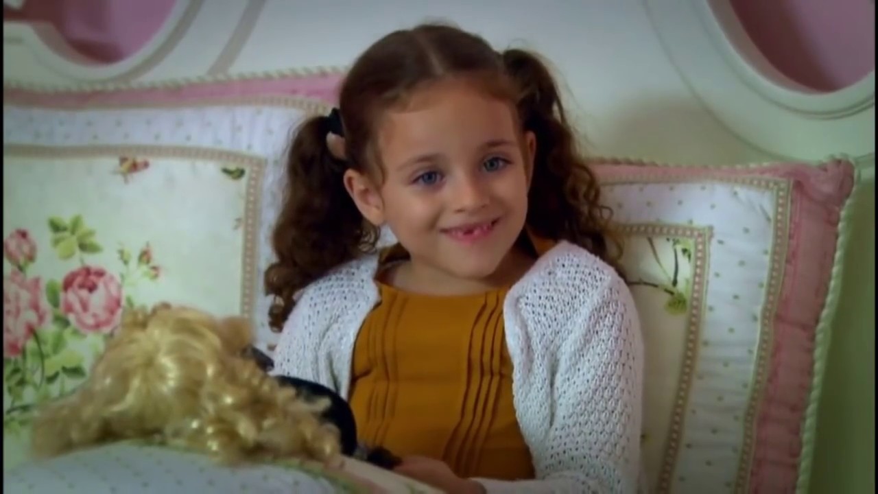 نجمة ومنار ينزعون كل مخدات الريش ويلعبو بها وسهيل يطرد منار مشهد مضحك - على مر الزمان3