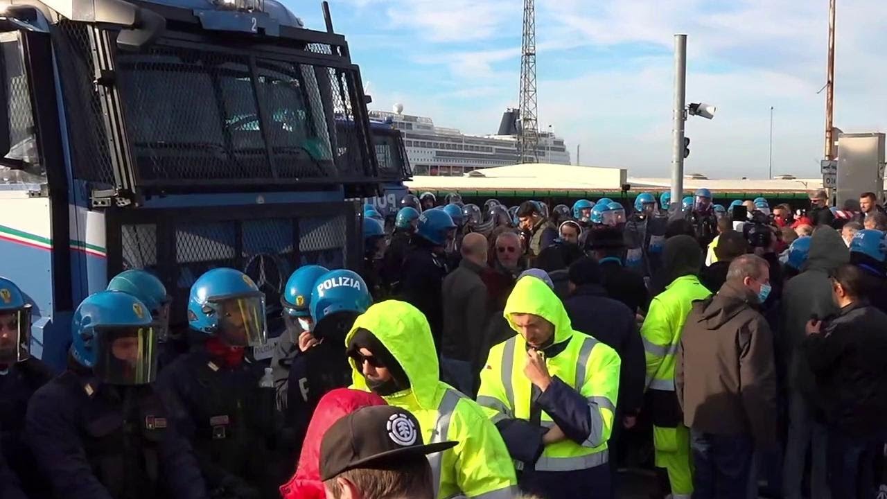 Trieste, i manifestanti si tengono per mano durante lo sgombero