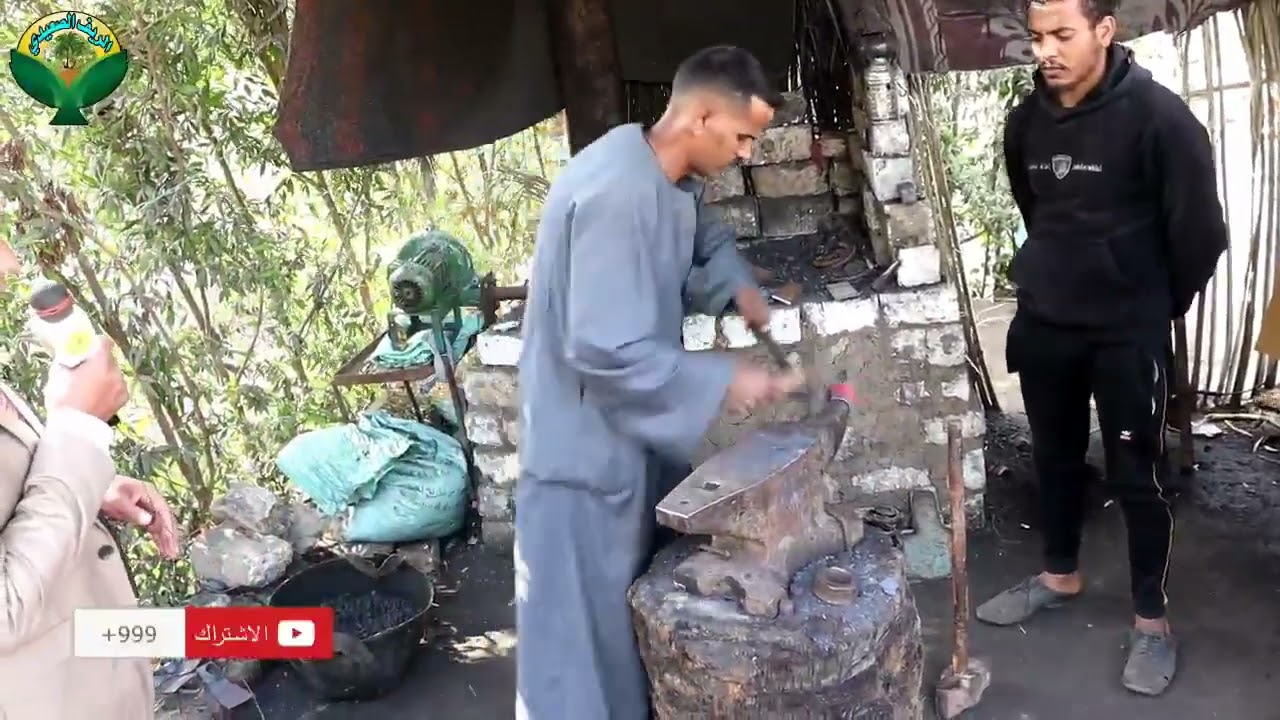 صناعة الفأس وادوات الزراعة بأيدي البسطاء