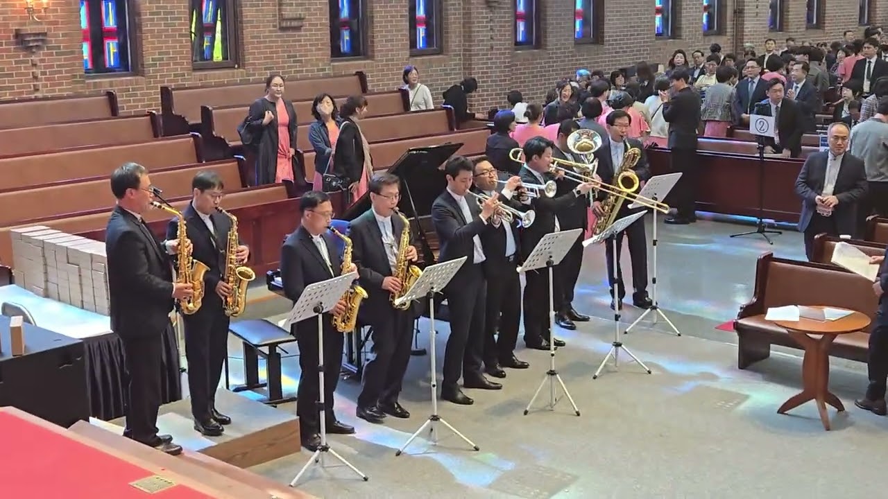 [제36회 경기연회], 일시:25.4.24(목)-25(금), 장소:수원성교회, 은퇴 찬하식 마치고 퇴장하는 모습이 축제같은 경기연회