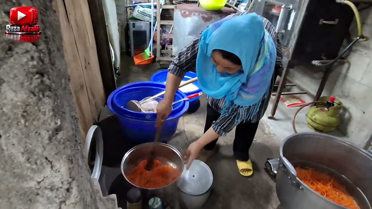 قابلی مزه دار گوشت مرغ دست پخت مادر شقایق برای مهمانی یکی از دوستا 